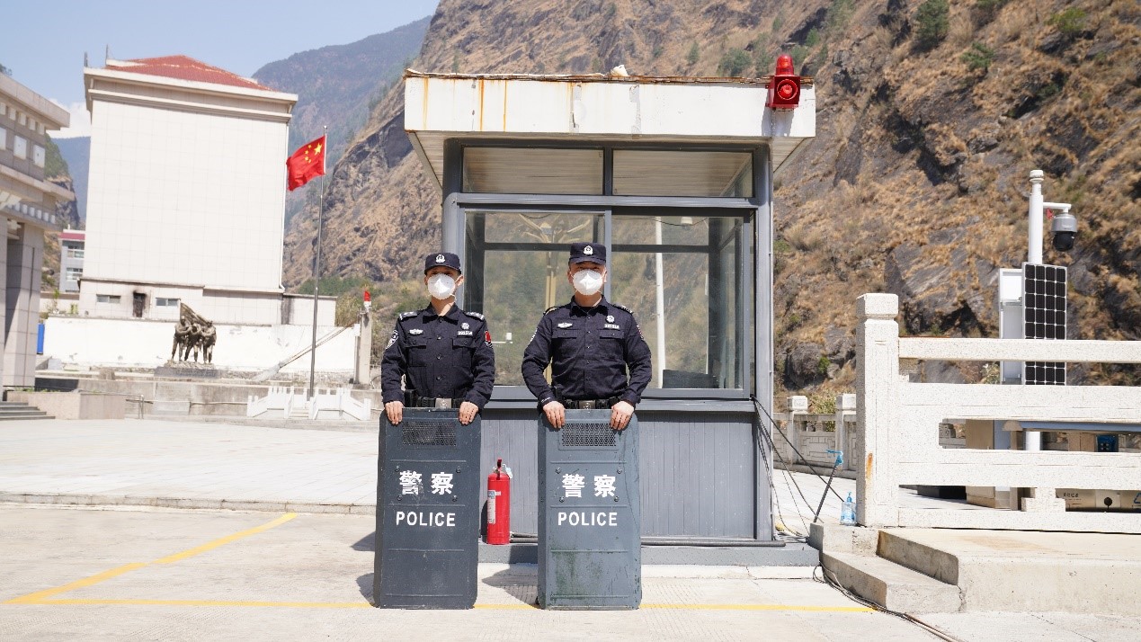 吉隆口岸移民管理警察正在執(zhí)勤。人民網(wǎng)記者 唐宋攝