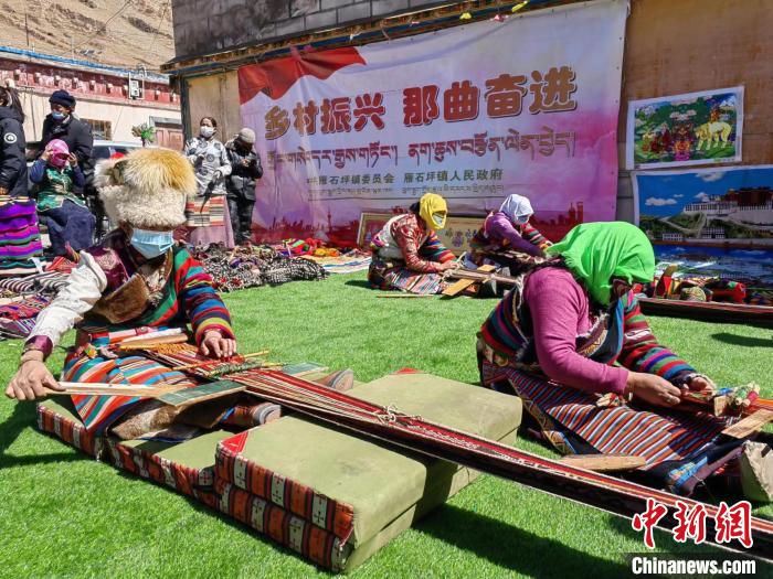 圖為2022年，安多縣雁石坪鎮(zhèn)“鄉(xiāng)村振興那曲奮進(jìn)”編織技藝比賽現(xiàn)場(chǎng)。資料圖 那曲市“鄉(xiāng)村振興 那曲奮進(jìn)”活動(dòng)辦供圖