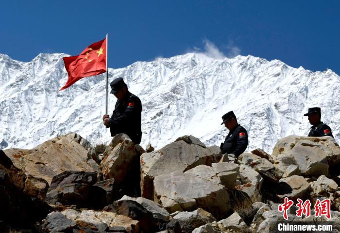 底雅邊境派出所民警夏永軍(左一)在巡邏中。