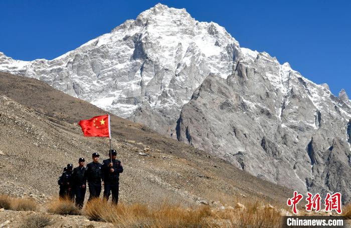 底雅邊境派出所民警夏永軍(右一)在巡邏中。　李林 攝