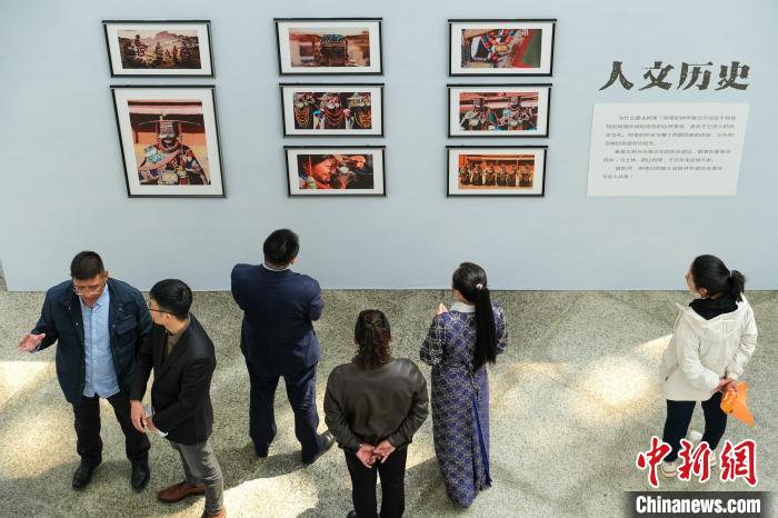 圖為觀眾觀看展覽。