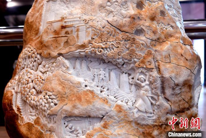圖為5月16日，展覽中的漢白玉雕作品《猴子變?nèi)恕贰！±盍?攝