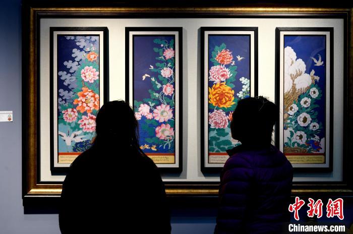 圖為5月16日，觀眾正在欣賞展覽中的新創(chuàng)唐卡作品?！±盍?攝