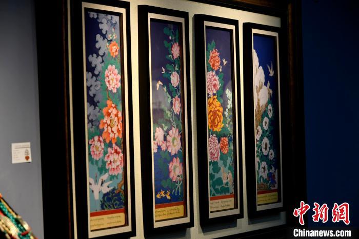 圖為5月16日，展覽中新創(chuàng)唐卡作品《四季花》。　李林 攝