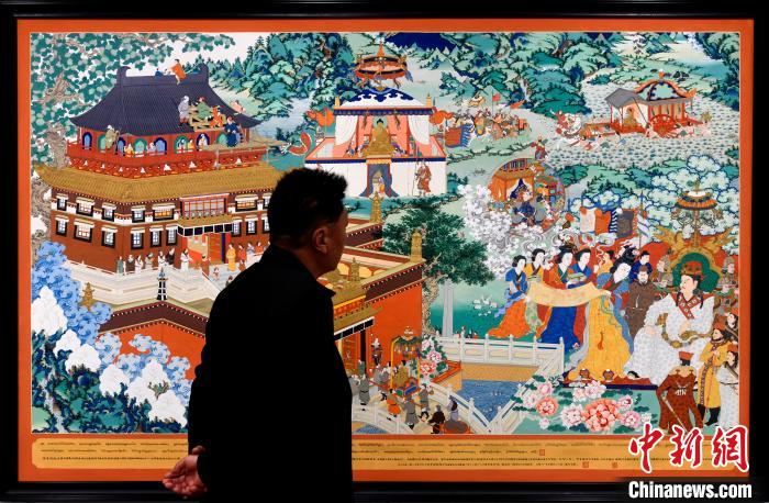 圖為5月16日，觀眾正在欣賞展覽中的新創(chuàng)唐卡作品?！±盍?攝