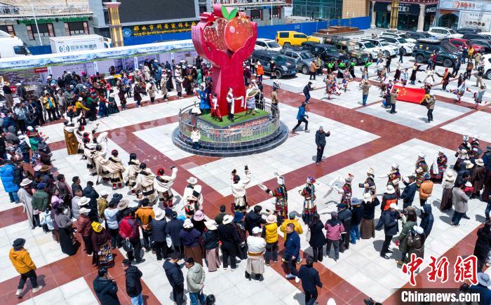 圖為“極地那曲 天際之旅”2023西藏那曲“中國旅游日”音樂美食嘉年華活動現(xiàn)場?！∧乔形幕吐糜尉止﹫D