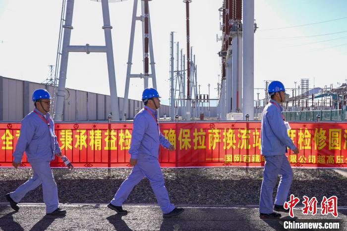 圖為檢修現(xiàn)場(chǎng)?！?guó)網(wǎng)西藏電力有限公司 供圖