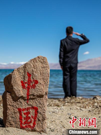 班公湖畔的“中國”標(biāo)記?！↓埿▲P 攝