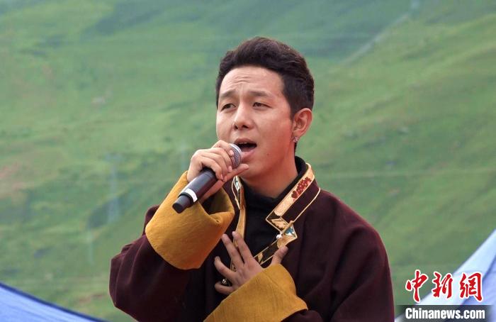 圖為藝人為開幕式獻(xiàn)唱。　貢桑拉姆 攝