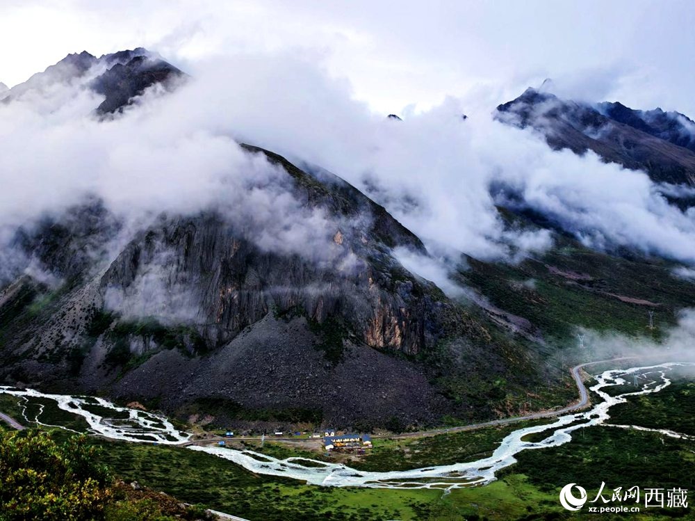 河流蜿蜒于青山間。人民網(wǎng) 李海霞攝