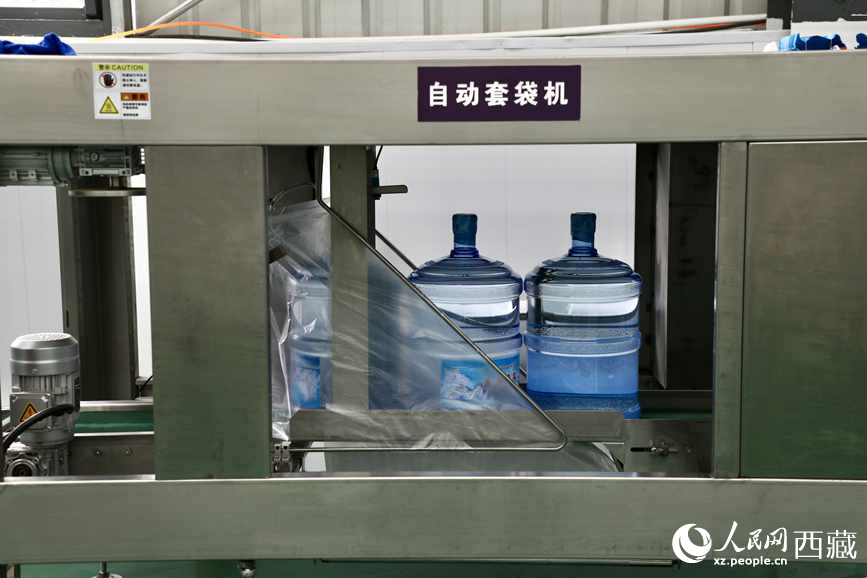 “色達(dá)牙泉”礦泉水（桶裝水）生產(chǎn)加工基地。人民網(wǎng)記者 次仁羅布攝