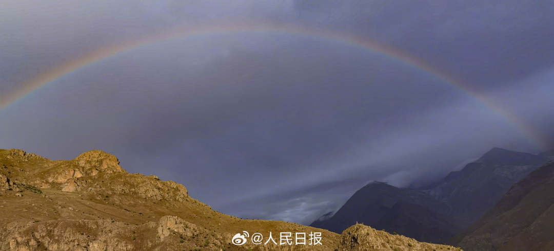 接好運(yùn)！青藏高原現(xiàn)巨大彩虹橋