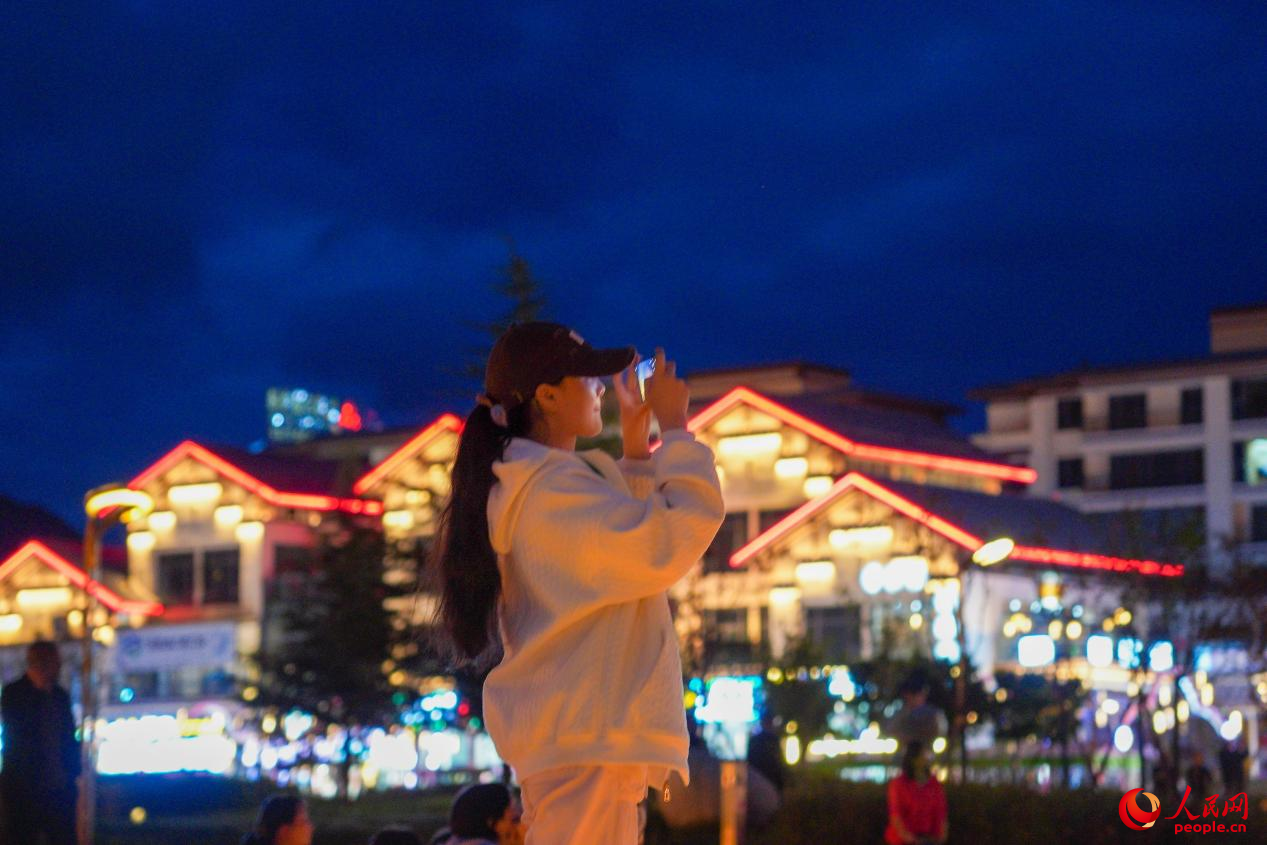 居民在西藏林芝市民族團(tuán)結(jié)廣場上拍照。人民網(wǎng)記者 趙晨攝