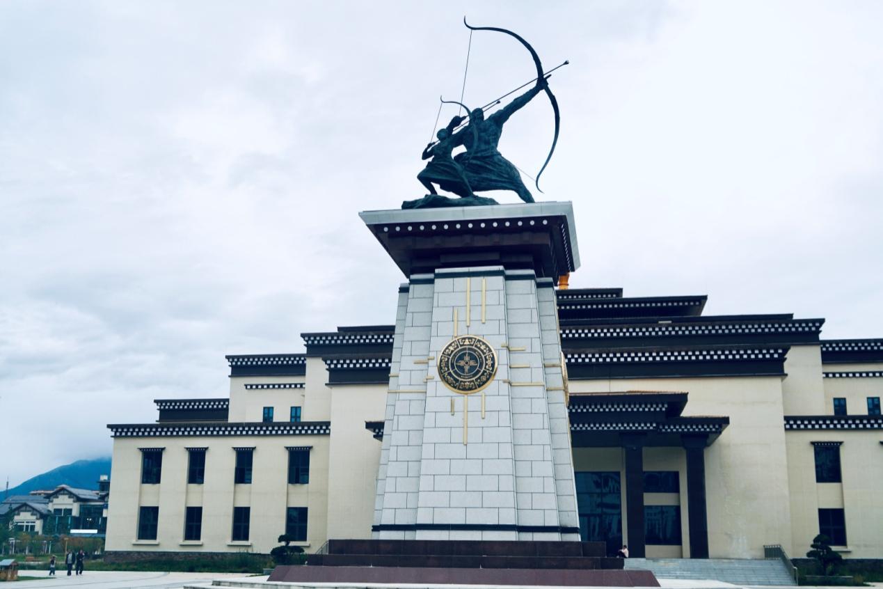 工布公園里的城市地標雕塑——畢秀之子。人民網(wǎng)記者 益西康珠攝