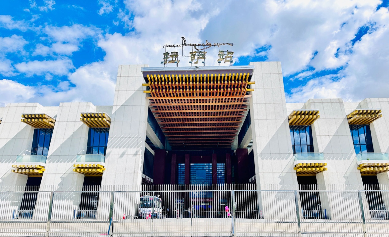 拉薩火車站。人民網(wǎng)記者 益西康珠攝